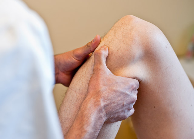 osteopathy-knee-exam